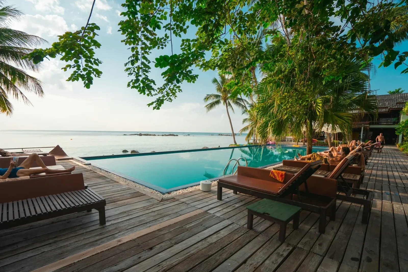 Tropisches Resort mit Pool und Meer als Inspiration für einen Erholungsurlaub