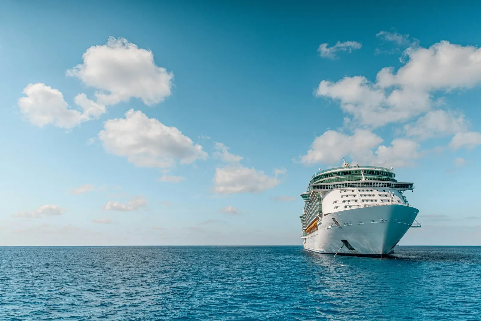 Kreuzfahrtschiff auf dem offenen Meer